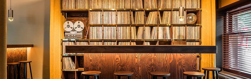Gold Listening Bar – sfeerbeeld